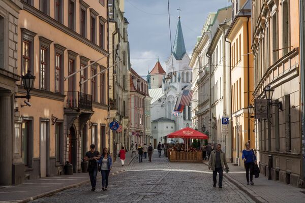 Улица Пилс и Церковь Скорбящей Богоматери в Риге, Латвия Улица Пилс и Церковь Скорбящей Богоматери в Риге, Латвия