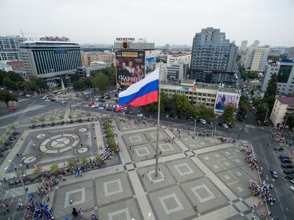 Торжественное поднятие флага России на Театральной площади Краснодара в честь празднования Дня Государственного флага Российской Федерации Торжественное поднятие флага России на Театральной площади Краснодара в честь празднования Дня Государственного флага Российской Федерации