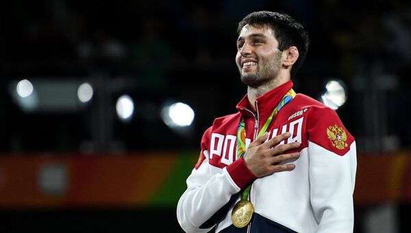 Сослан Рамонов (Россия), завоевавший золотую медаль в соревнованиях по вольной борьбе на XXXI летних Олимпийских играх Сослан Рамонов (Россия), завоевавший золотую медаль в соревнованиях по вольной борьбе на XXXI летних Олимпийских играх