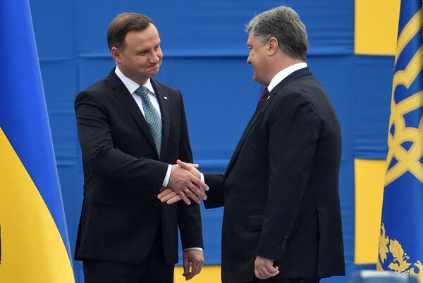 Президент Польши Анджей Дуда с президентом Украины Петром Порошенко во время парада в честь Дня Независимости Украины. 24 августа 2016 Президент Польши Анджей Дуда с президентом Украины Петром Порошенко во время парада в честь Дня Независимости Украины. 24 августа 2016