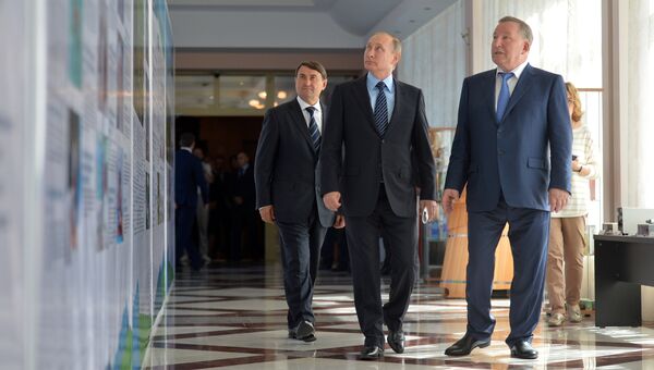 Президент РФ Владимир Путин и губернатор Алтайского края Александр Карлин в Белокурихе. 26 августа 2016 Президент РФ Владимир Путин и губернатор Алтайского края Александр Карлин в Белокурихе. 26 августа 2016