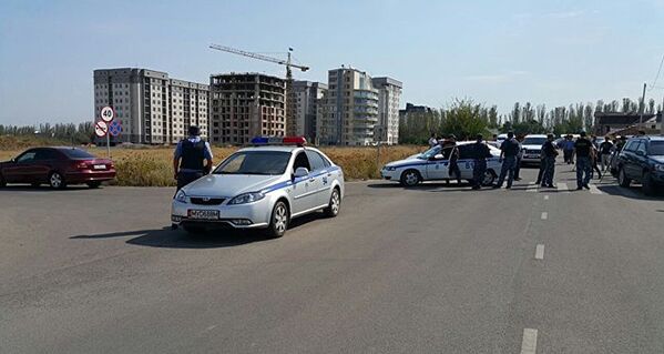 Полиция на месте взрыва у посольства КНР в Бишкеке, Киргизия. 30 августа 2016 Полиция на месте взрыва у посольства КНР в Бишкеке, Киргизия. 30 августа 2016