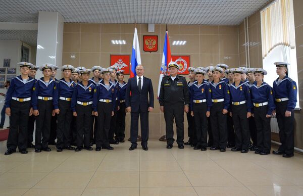 Президент РФ Владимир Путин с воспитанниками филиала Нахимовского военно-морского училища во Владивостоке. 31 августа 2016 Президент РФ Владимир Путин с воспитанниками филиала Нахимовского военно-морского училища во Владивостоке. 31 августа 2016