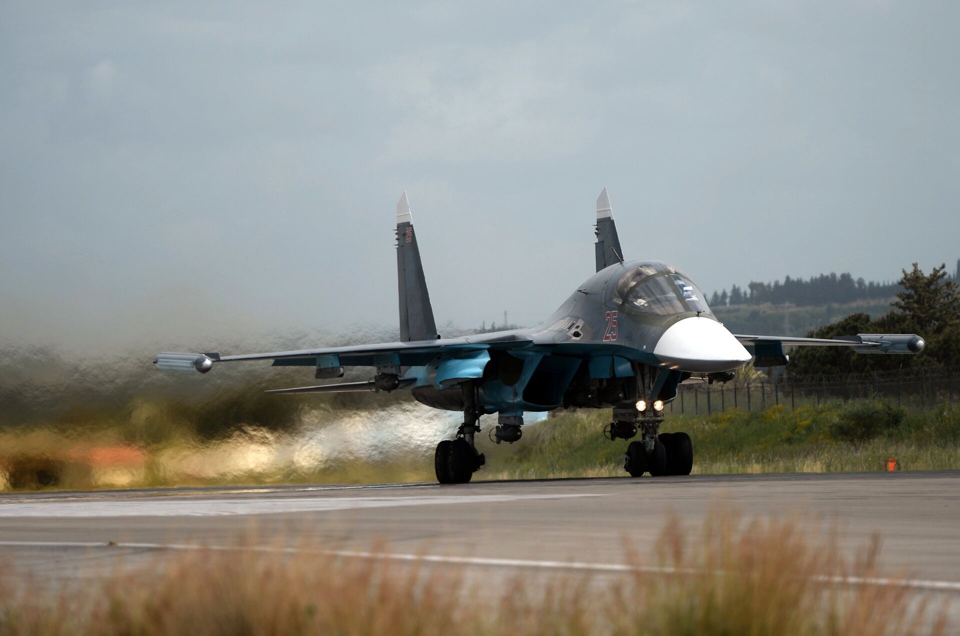 Российский истребитель Су-34 совершает взлет на авиабазе Хмеймим в Сирии Российский истребитель Су-34 совершает взлет на авиабазе Хмеймим в Сирии - РИА Новости, 1920, 28.09.2020