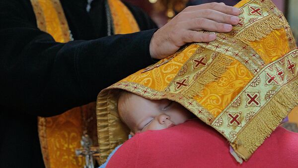 Православный священник принимает исповедь. Архивное фото Православный священник принимает исповедь. Архивное фото