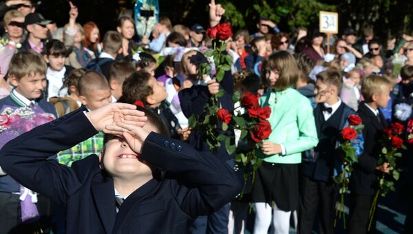 Первоклассники на праздничной линейке в школе. Архивное фото Первоклассники на праздничной линейке в школе. Архивное фото