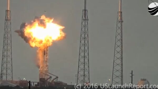 Взрыв ракеты Falcon 9 на стартовой площадке SpaceX на космодроме на мысе Канаверал, США. Архивное фото Взрыв ракеты Falcon 9 на стартовой площадке SpaceX на космодроме на мысе Канаверал, США. Архивное фото