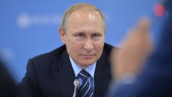 Президент России Владимир Путин во время встречи с перспективными инвесторами Дальневосточного федерального округа в рамках Восточного экономического форума. 2 сентября 2016 Президент России Владимир Путин во время встречи с перспективными инвесторами Дальневосточного федерального округа в рамках Восточного экономического форума. 2 сентября 2016