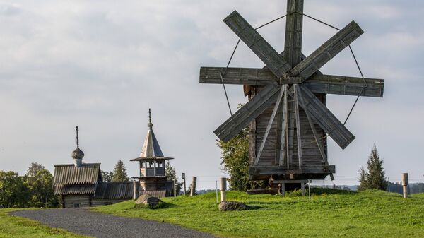 Восьмикрылая ветряная мельница из деревни Волкостров, расположенная на территории государственного историко-архитектурного и этнографического музея-заповедника Кижи на острове Кижи в Карелии Восьмикрылая ветряная мельница из деревни Волкостров, расположенная на территории государственного историко-архитектурного и этнографического музея-заповедника Кижи на острове Кижи в Карелии