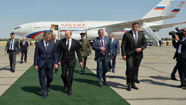 Президент РФ Владимир Путин во время встречи в аэропорту Самарканда. 6 сентября 2016 Президент РФ Владимир Путин во время встречи в аэропорту Самарканда. 6 сентября 2016