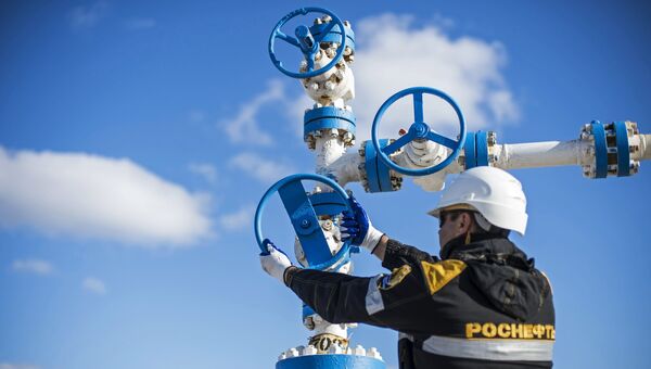 Добыча нефти на предприятиях Роснефти. Архивное фото Добыча нефти на предприятиях Роснефти. Архивное фото