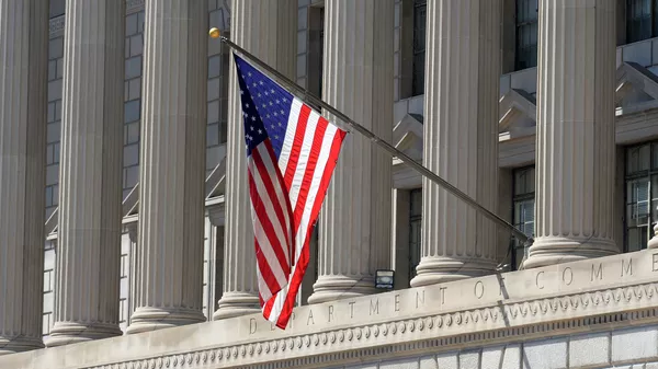 Государственный флаг США на здании министерства торговли в Вашингтоне