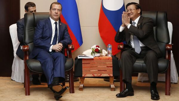 Председатель правительства РФ Дмитрий Медведев и премьер-министр Лаоса Тхонглун Сисулит во время встречи в Вьентьяне. 8 сентября 2016 Председатель правительства РФ Дмитрий Медведев и премьер-министр Лаоса Тхонглун Сисулит во время встречи в Вьентьяне. 8 сентября 2016