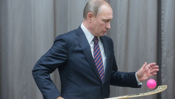 Президент России Владимир Путин во время встречи со сборной командой России по хоккею с мячом в резиденции Ново-Огарево Президент России Владимир Путин во время встречи со сборной командой России по хоккею с мячом в резиденции Ново-Огарево