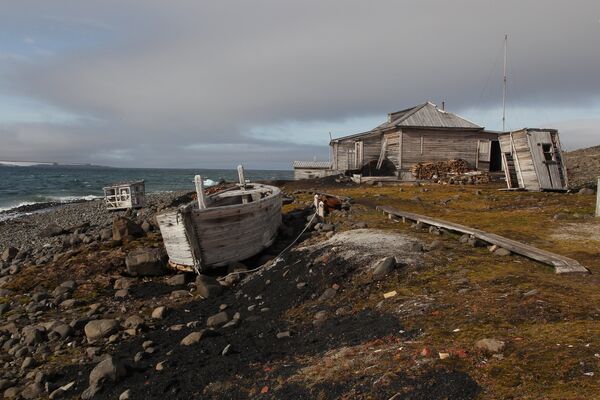 Полярная станция на берегу бухты Тихая на острове Гукера архипелага Земля Франца-Иосифа