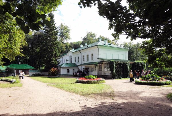 Усадебный дом на территории Государственного мемориального и природного заповедника Музей-усадьба Л.Н. Толстого Ясная Поляна Усадебный дом на территории Государственного мемориального и природного заповедника Музей-усадьба Л.Н. Толстого Ясная Поляна