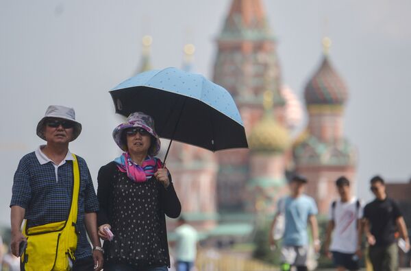 Туристы на Красной площади в Москве Туристы на Красной площади в Москве