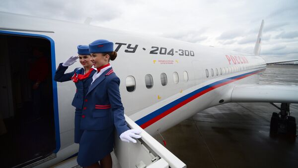 Бортпроводницы у входа в самолет ТУ-204-300 Специального Летного Отряда Россия. Архивное фото Бортпроводницы у входа в самолет ТУ-204-300 Специального Летного Отряда Россия. Архивное фото