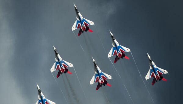 Многоцелевые истребители МиГ-29 пилотажной группы Стрижи на международном военно-техническом форуме Армия-2016 Многоцелевые истребители МиГ-29 пилотажной группы Стрижи на международном военно-техническом форуме Армия-2016