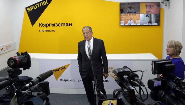 Сергей Лавров на церемонии открытия редакционного центра Sputnik Кыргызстан в Бишкеке. 16 сентября 2016 Сергей Лавров на церемонии открытия редакционного центра Sputnik Кыргызстан в Бишкеке. 16 сентября 2016