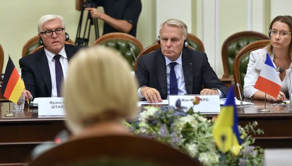 Главы МИД Франции и Германии Жан-Марк Эро и Франк-Вальтер Штайнмайер во время визита в Киев, Украина Главы МИД Франции и Германии Жан-Марк Эро и Франк-Вальтер Штайнмайер во время визита в Киев, Украина