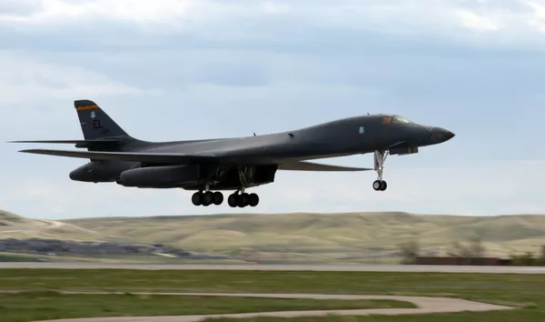 Стратегический бомбардировщик ВВС США B-1B Lancer