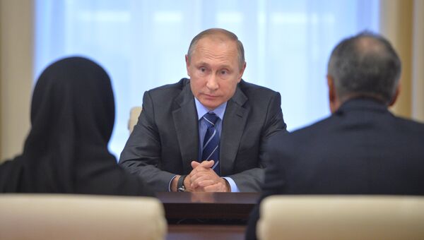 Владимир Путин во время встречи с родителями дагестанского полицейского Магомеда Нурбагандова. 21 сентября 2016 Владимир Путин во время встречи с родителями дагестанского полицейского Магомеда Нурбагандова. 21 сентября 2016