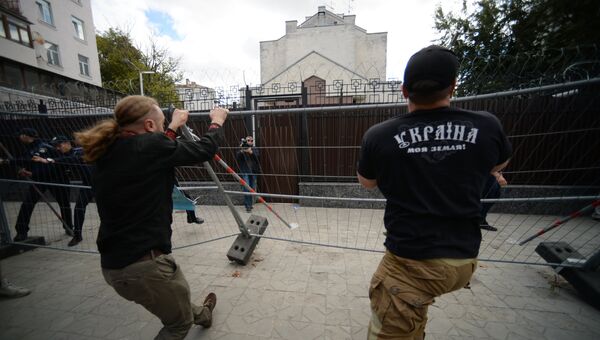 Активисты националистических организаций во время устроенных ими беспорядков у посольства России в Киеве Активисты националистических организаций во время устроенных ими беспорядков у посольства России в Киеве