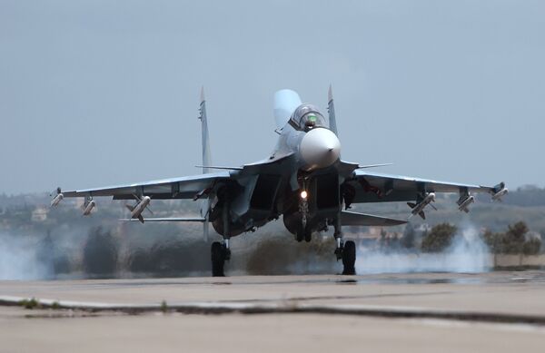 Российский самолет Су-30 совершает посадку на авиабазе Хмеймим в Сирии Российский самолет Су-30 совершает посадку на авиабазе Хмеймим в Сирии