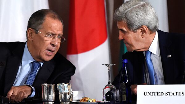 Глава МИД РФ Сергей Лавров и госсекретарь США Джон Керри во время встречи в Нью-Йорке Глава МИД РФ Сергей Лавров и госсекретарь США Джон Керри во время встречи в Нью-Йорке