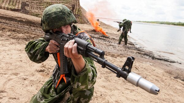 Военнослужащие вооруженных сил России во время всеармейского соревнования понтонно-переправочных подразделений инженерных войск Открытая вода в Муроме Военнослужащие вооруженных сил России во время всеармейского соревнования понтонно-переправочных подразделений инженерных войск Открытая вода в Муроме