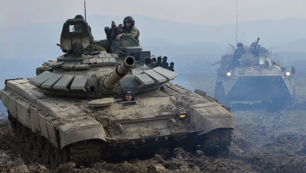Танк Т-72Б3 (слева) и БТР-82А на учениях мотострелковой бригады. Архивное фото Танк Т-72Б3 (слева) и БТР-82А на учениях мотострелковой бригады. Архивное фото