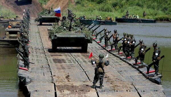 Боевые машины пехоты (БМП-2) преодолевают водную преграду по понтонному мосту в рамках тактических учений мотострелковой бригады, инженерных подразделений 5-й общевойсковой армии Восточного военного округа при поддержке армейской авиации по форсированию водной преграды на Сергеевском полигоне Боевые машины пехоты (БМП-2) преодолевают водную преграду по понтонному мосту в рамках тактических учений мотострелковой бригады, инженерных подразделений 5-й общевойсковой армии Восточного военного округа при поддержке армейской авиации по форсированию водной преграды на Сергеевском полигоне