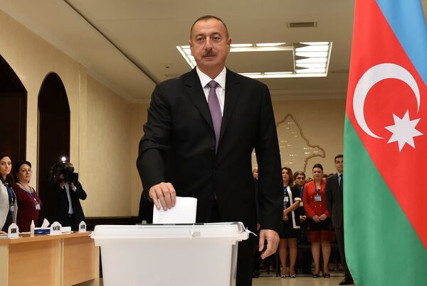 Президент Азербайджана Ильхам Алиев во время референдума по изменениям в конституцию Азербайджана. 26 сентября 2016 года Президент Азербайджана Ильхам Алиев во время референдума по изменениям в конституцию Азербайджана. 26 сентября 2016 года