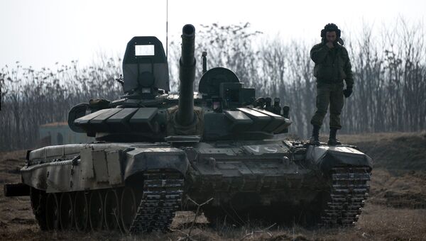 Военнослужащий на танке Т-72Б3 во время военных учений. Архивное фото Военнослужащий на танке Т-72Б3 во время военных учений. Архивное фото