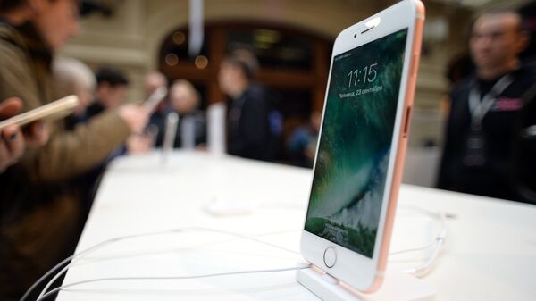 Новые смартфоны iPhone 7 и iPhone 7 Plus представлены на продажу в торговом центре ГУМ
