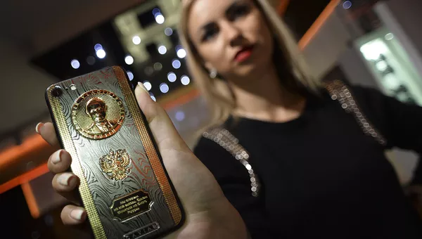 Смартфон c барельефом президента России Владимира Путина, выпущенный в честь Дня его рождения
