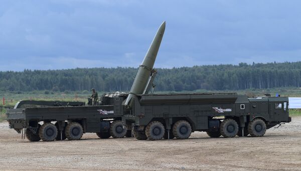 Ракетный комплекс Искандер-М во время демонстрационного показа военной техники на полигоне Алабино на Международном военно-техническом форуме Армия-2016 Ракетный комплекс Искандер-М во время демонстрационного показа военной техники на полигоне Алабино на Международном военно-техническом форуме Армия-2016