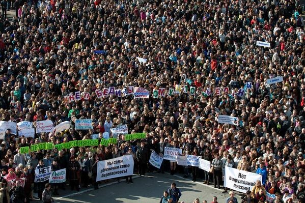 Митинг в Луганске против вооруженной миссии ОБСЕ Митинг в Луганске против вооруженной миссии ОБСЕ