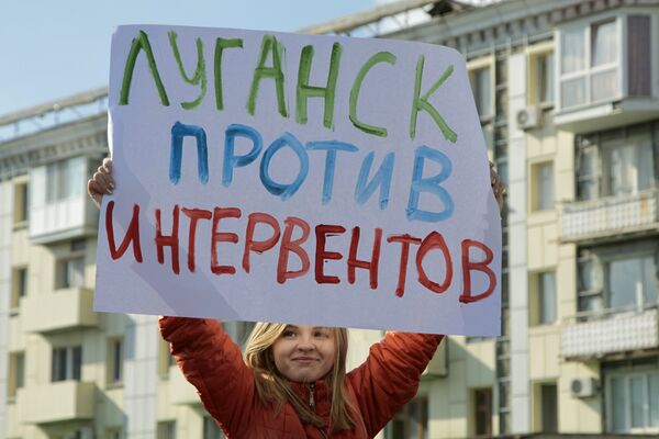 Участница митинга в Луганске против иностранной вооруженной миссии на Донбассе Участница митинга в Луганске против иностранной вооруженной миссии на Донбассе