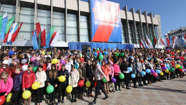 Школьники на митинге в Луганске против иностранной вооруженной миссии на Донбассе Школьники на митинге в Луганске против иностранной вооруженной миссии на Донбассе