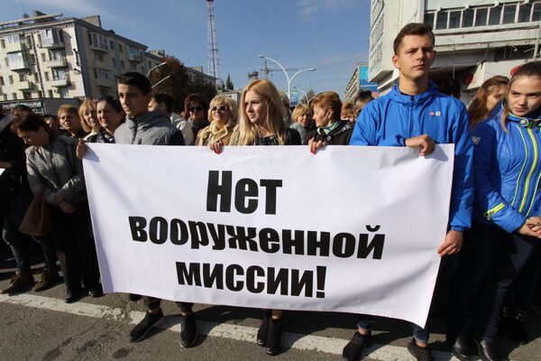 Участники митинга в Луганске против иностранной вооруженной миссии на Донбассе Участники митинга в Луганске против иностранной вооруженной миссии на Донбассе