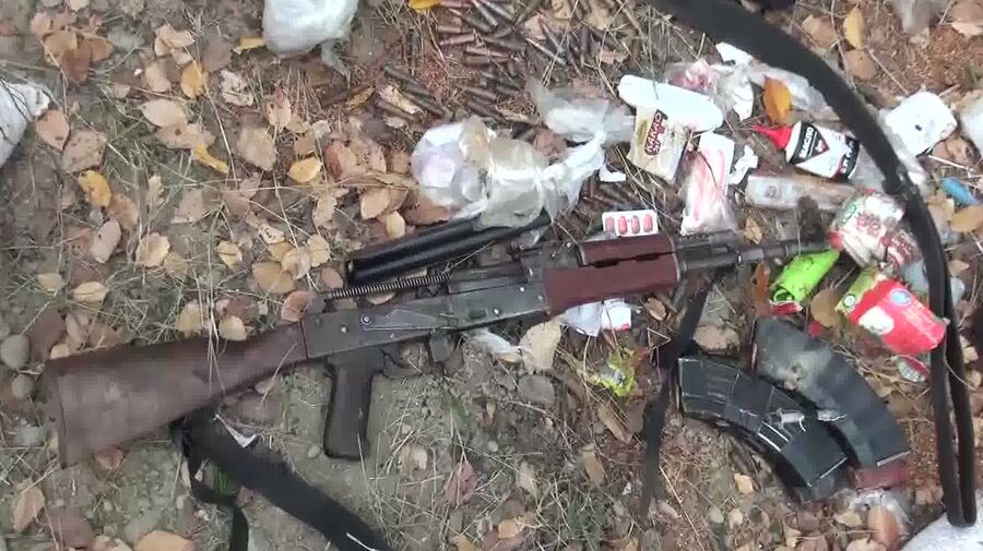 Вещи боевиков, нейтрализованных сотрудниками спецназа ФСБ во время проведения оперативно-розыскных мероприятий в Сулейман-Стальском районе Дагестана