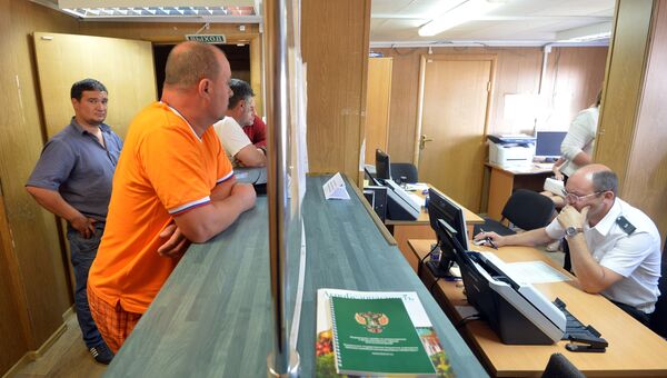 Работа пункта пропуска Красная горка на российско-белорусской границе. Архивное фото Работа пункта пропуска Красная горка на российско-белорусской границе. Архивное фото