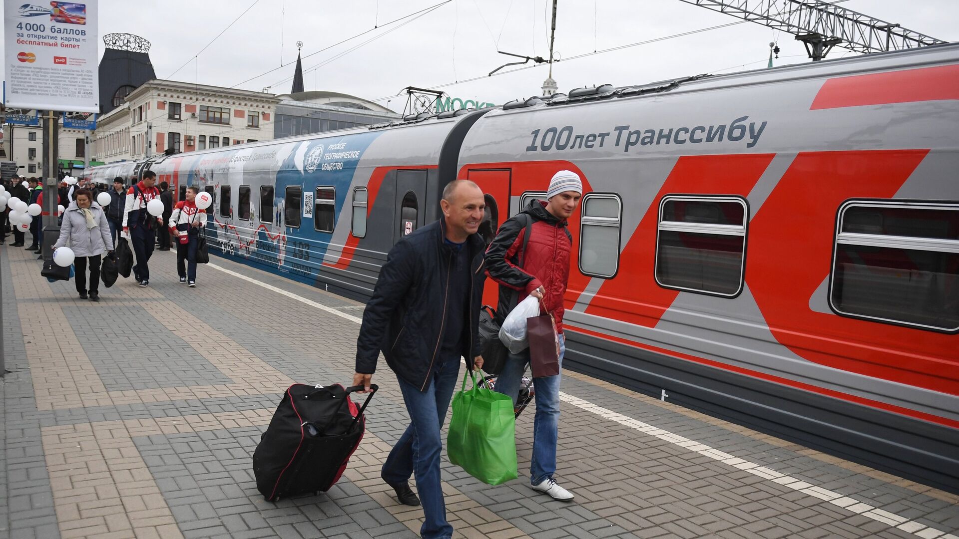 Москва вокзал билеты. Пассажиры на вокзале. Пассажирский поезд на вокзале. Пассажиры на ЖД вокзале. Пассажирский вагон на перроне.