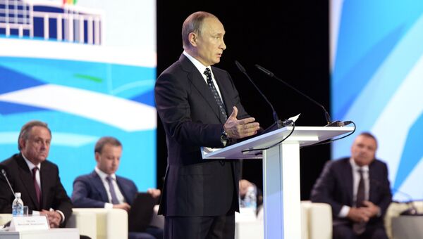 Владимир Путин во время выступления на пленарном заседании VI Международного спортивного форума Россия - спортивная держава в Коврове. 11 октября 2016 Владимир Путин во время выступления на пленарном заседании VI Международного спортивного форума Россия - спортивная держава в Коврове. 11 октября 2016
