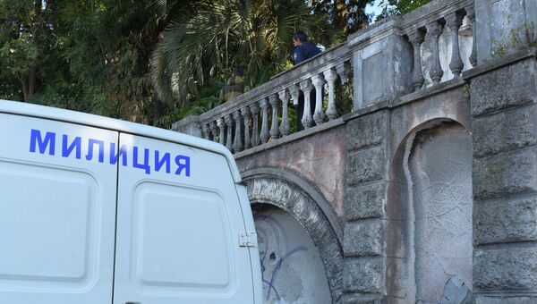 Сотрудники правоохранительных органов рядом со зданием абхазской государственной телередиокомпании (АГТРК) в Сухуме, где произошел взрыв. Архивное фото Сотрудники правоохранительных органов рядом со зданием абхазской государственной телередиокомпании (АГТРК) в Сухуме, где произошел взрыв. Архивное фото