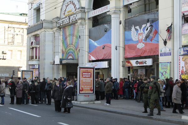 Жители Донецка на церемонии прощания с командиром ополчения ДНР Арсеном Павловым (Моторола) в Донецке Жители Донецка на церемонии прощания с командиром ополчения ДНР Арсеном Павловым (Моторола) в Донецке