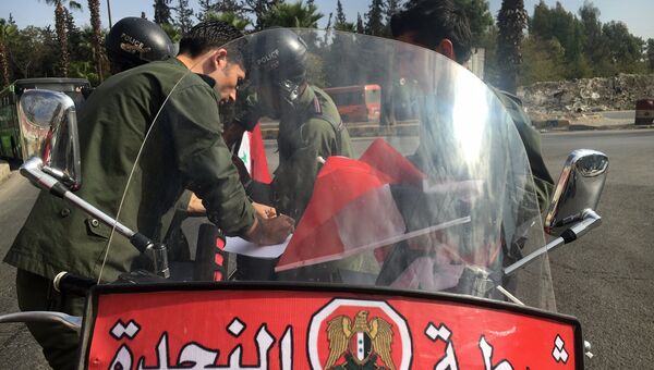 Сотрудники полиции готовятся к выходу мирных граждан и боевиков из восточного Алеппо Сотрудники полиции готовятся к выходу мирных граждан и боевиков из восточного Алеппо