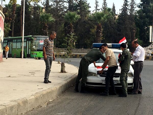 Сотрудники полиции готовятся к выходу мирных граждан и боевиков из восточного Алеппо Сотрудники полиции готовятся к выходу мирных граждан и боевиков из восточного Алеппо